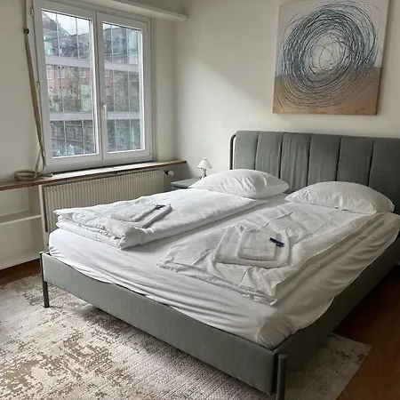 Live In The Center - Cross 5 Apartment