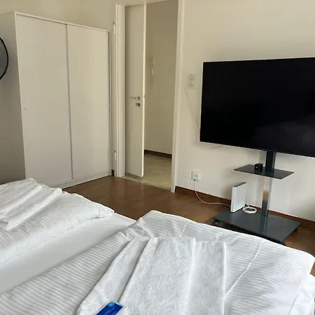 Live In The Center - Cross 5 Zurich